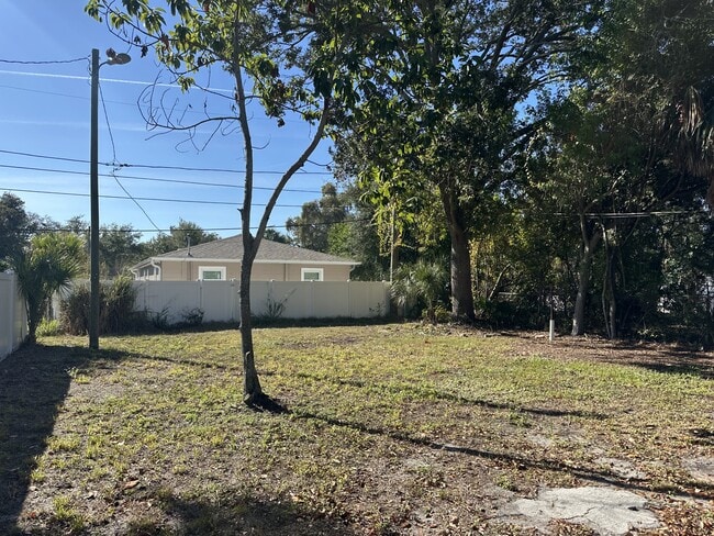 Building Photo - 3136 17th Ave S