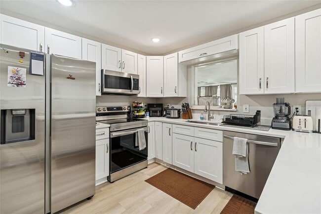 Building Photo - 2302 S Arrawana Ave