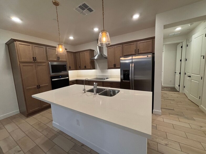 Building Photo - 2121 W Sonoran Desert Dr