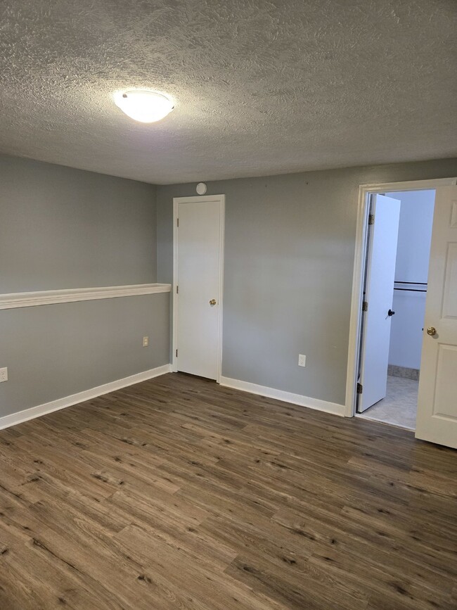 Building Photo - Two Bedroom Condo One level two bedroom co...