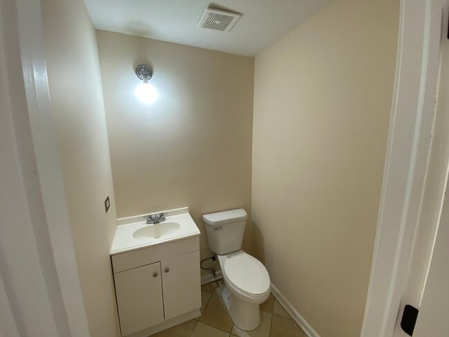 Building Photo - 463 Springwood Dr