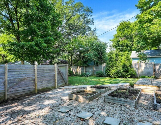 Building Photo - 1604 E University St