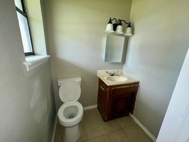 Building Photo - 3 Bedroom and 1.5 Bathroom Home in Tecumseh