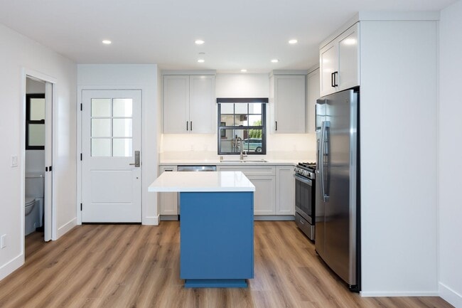 Building Photo - 2610-2612 Juan Street