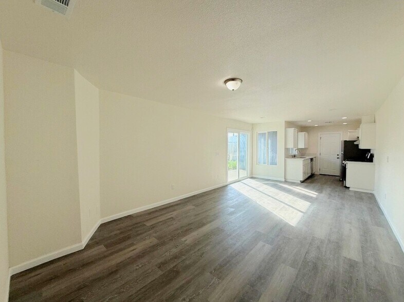 Building Photo - 1420 Lansing St