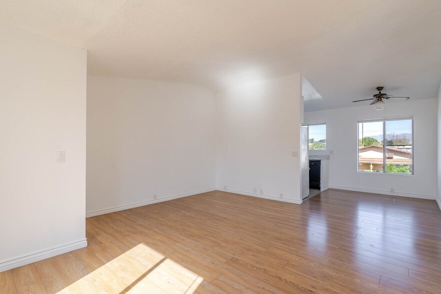 Building Photo - 13015 Vanowen St