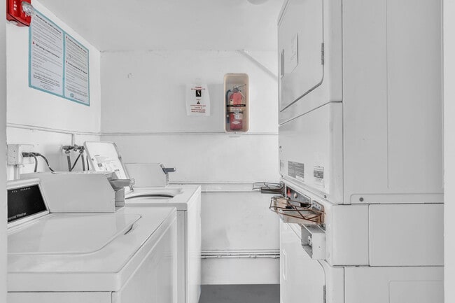 Building Photo - 1826 N Dixie Hwy