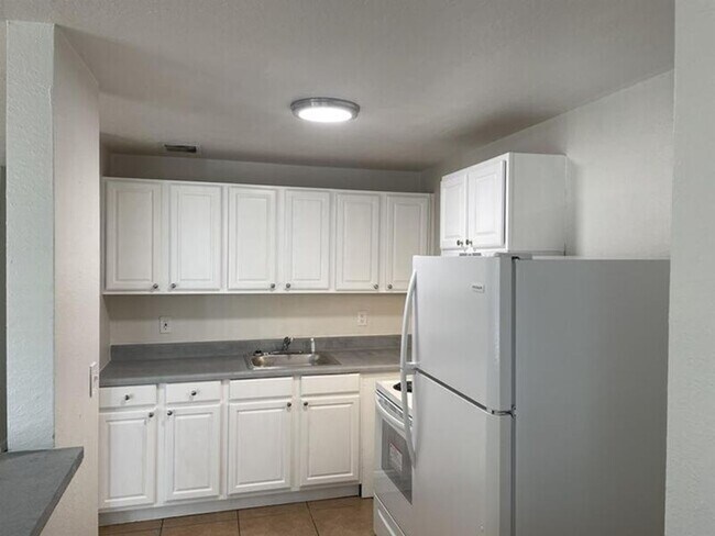 Building Photo - LARGE NEWLY RENOVATED 2 BEDROOM APARTMENTS Application fee is waived during move in