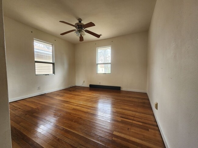 Building Photo - Three bedroom in Alton
