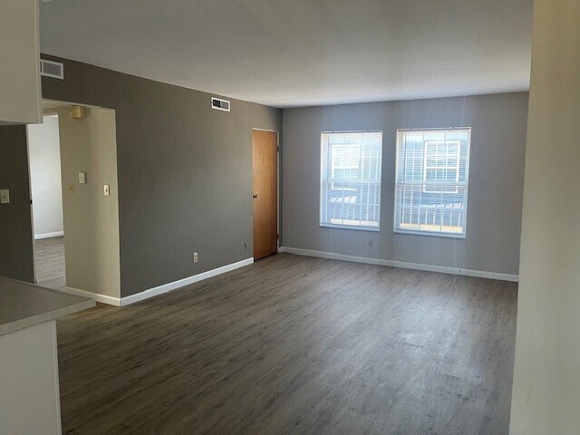 Building Photo - 1400 Sangamon Dr