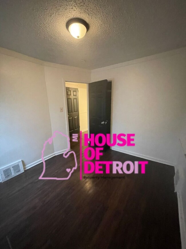 Building Photo - 3 BEDROOM | 1 BATH | FREE PRE SCREEN