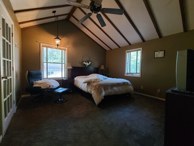 Building Photo - Fully Furnished 3-Bedroom Home – Pet Frien...
