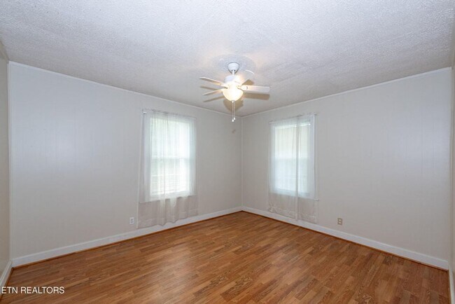 Building Photo - Maryville 37804 - 2 bedroom, 1 bath home w...