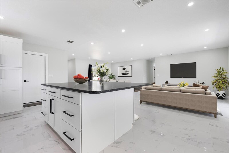 Building Photo - 4740 Payne St