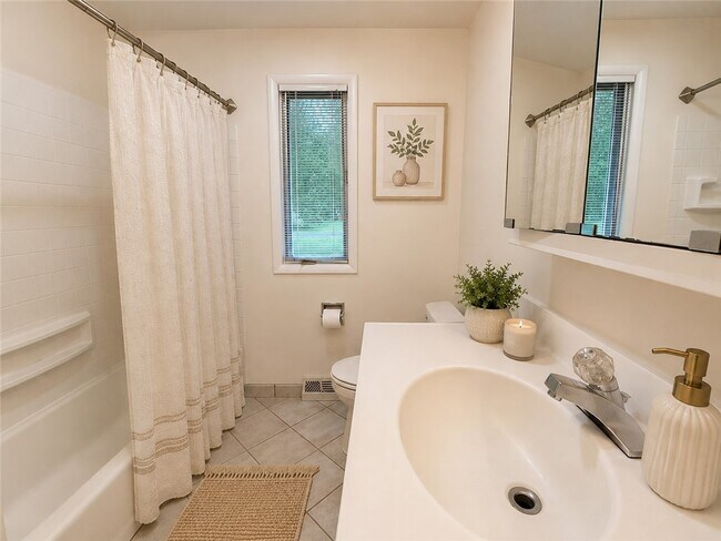 Building Photo - 142 Burleigh Dr