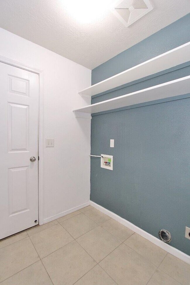 Building Photo - Lovely Single-Level Home