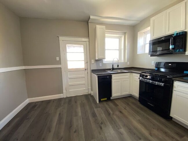 Building Photo - Cute Duplex, Must See!