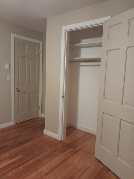 Building Photo - 26 Queensbury Dr