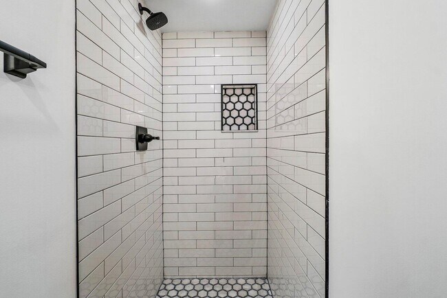 Building Photo - 1500 Crestwood Ct S