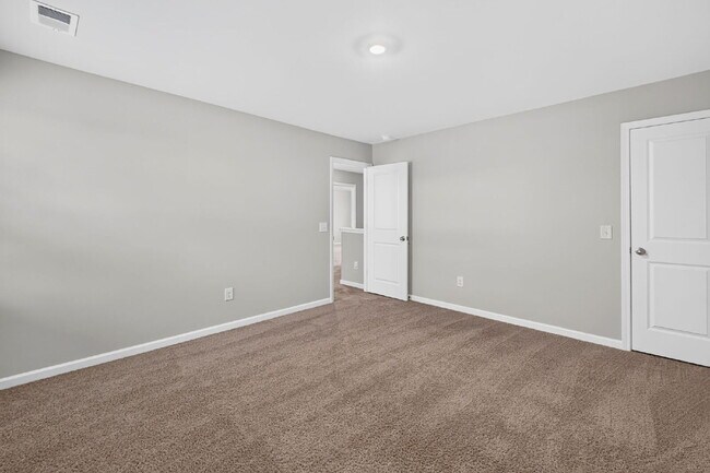 Building Photo - Experience Spacious Comfort: 3-Bedroom Home with 2.5 Baths.
