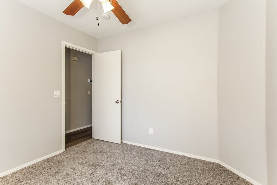 Building Photo - 10602 W Rosewood Dr