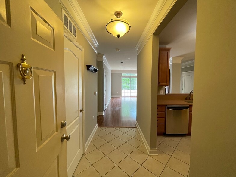 Building Photo - 5801 Clipper Ln