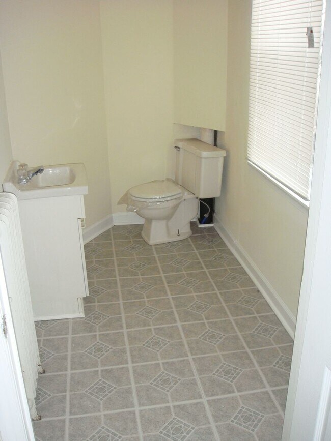 Building Photo - Come see this beauty today