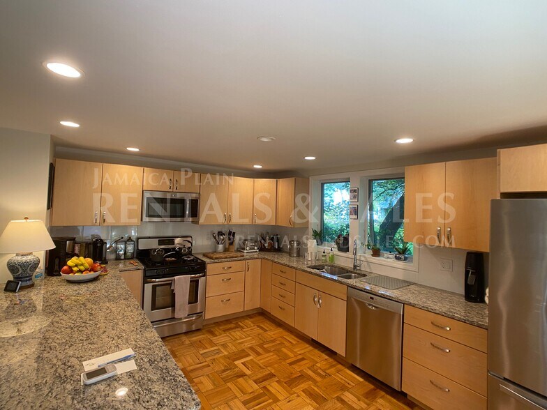 Building Photo - 27R Eliot St