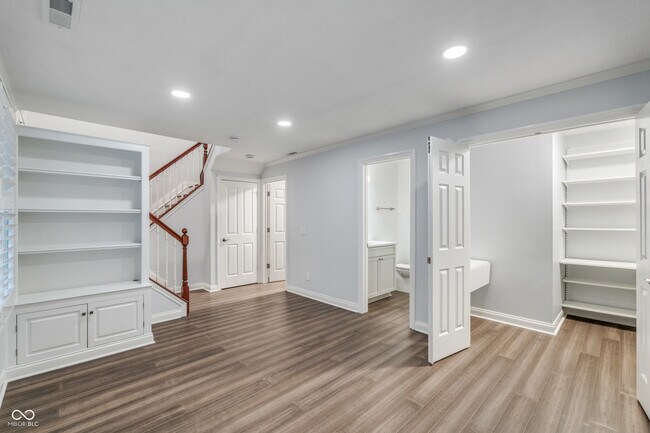 Building Photo - 2068 Broughton St