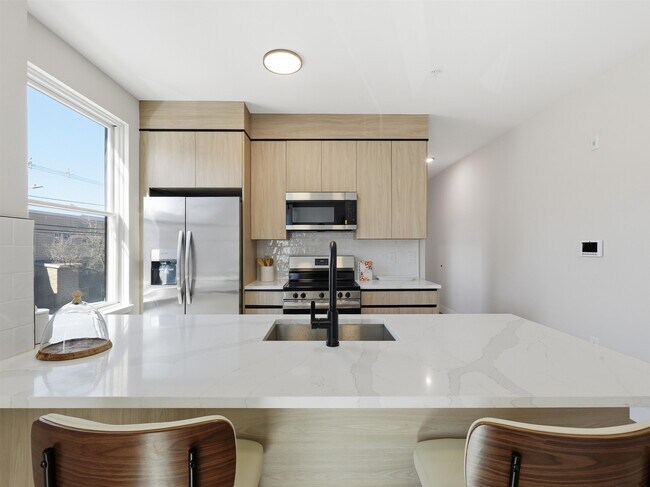 Building Photo - 304 61st St