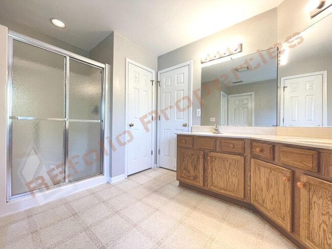 Building Photo - Lovely 4 Bedroom, 2.5 Bath Single-Family H...