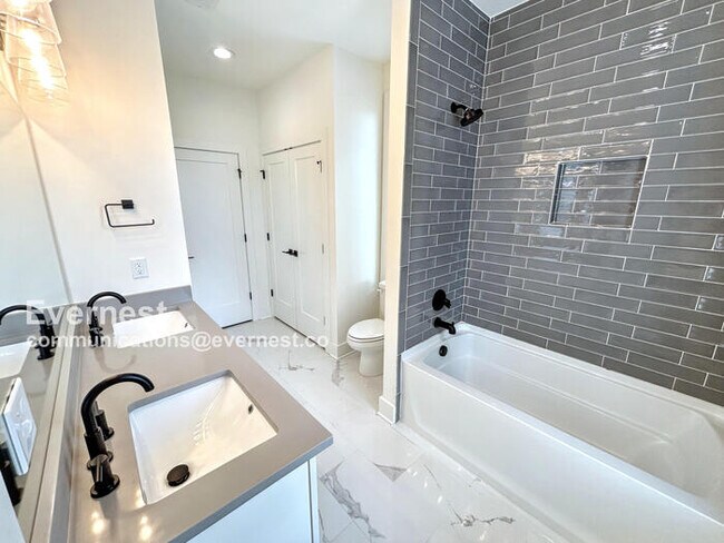 Building Photo - 3320 John Mallette Dr