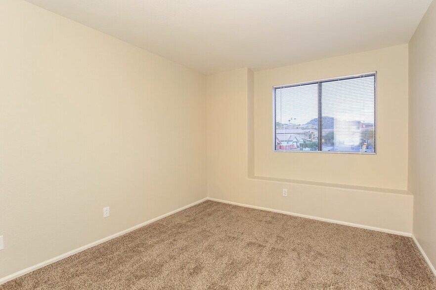 Building Photo - 2319 E Taro Ln