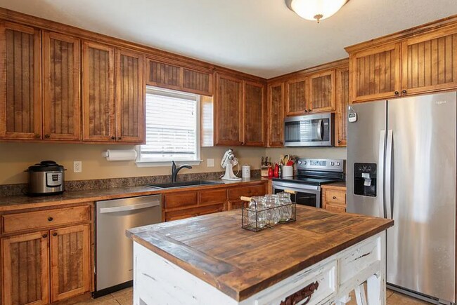 Building Photo - Valdosta Comfort: 3BR Home with Fenced Yard & Pet-Friendly!