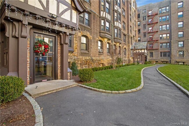 Building Photo - 250 Martine Ave