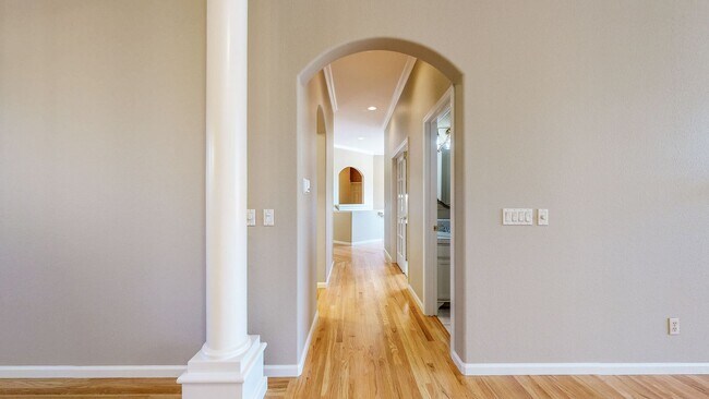 Building Photo - Gorgeous Home with private yards, large de...