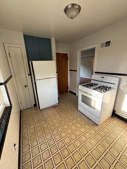 Kitchen - 3903 Kirkup Ave