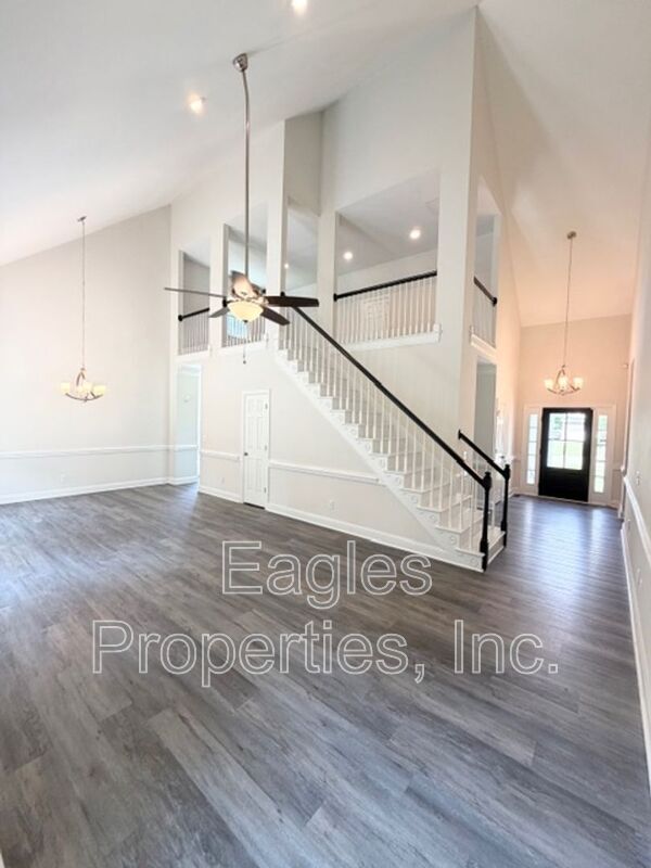 Building Photo - 210 Creekside Dr