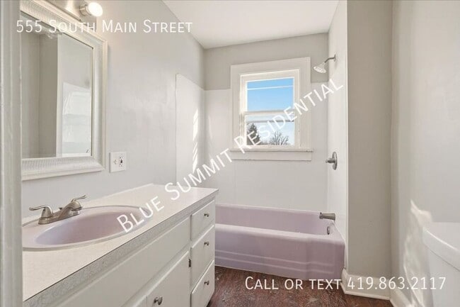 Building Photo - 555 S Main St