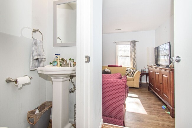 Building Photo - Charming 4 Bed 3.5 Bath Townhome