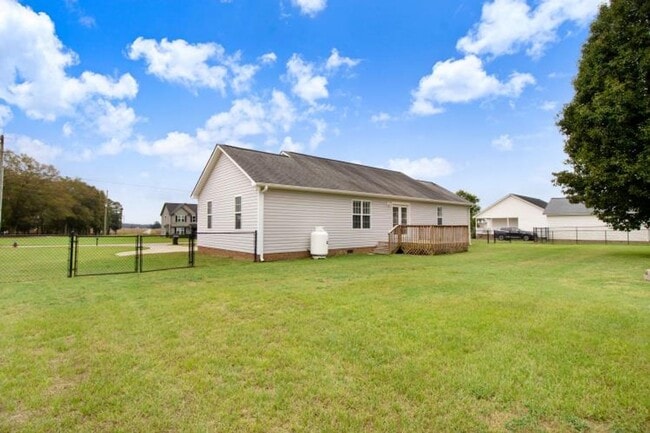 Building Photo - WONDERFUL 3 BR, 2 BA w/ attached garage *D...