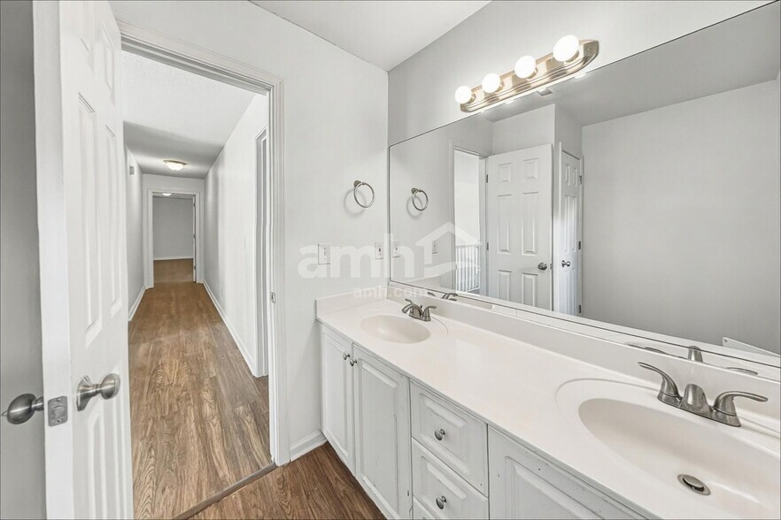 Building Photo - 1121 Lauren Way