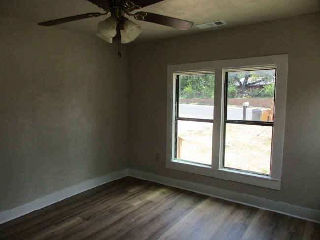 Building Photo - Charming Remodeled 2/1 Home