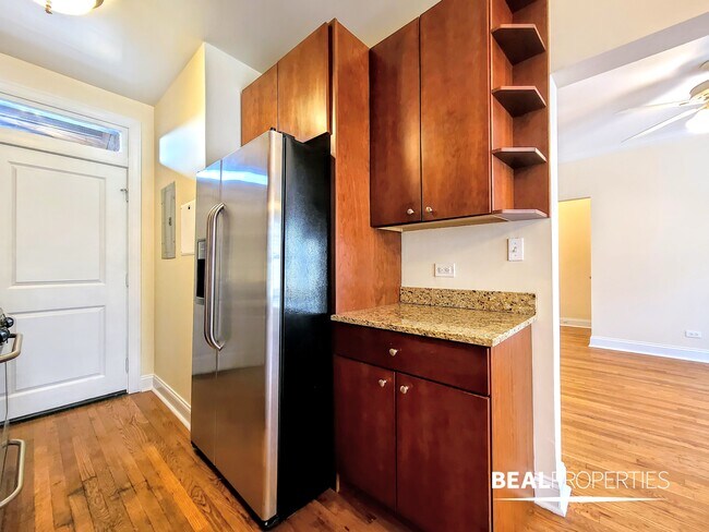 Building Photo - 744 W Addison St