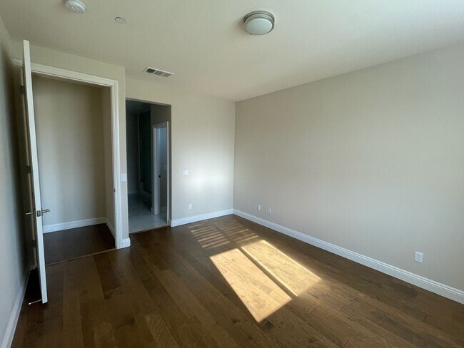 Building Photo - Stunning 4 bedroom home in Vista-With Solar!