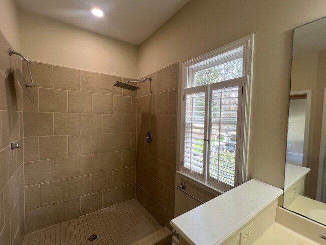 Building Photo - 123 Forest Green Dr