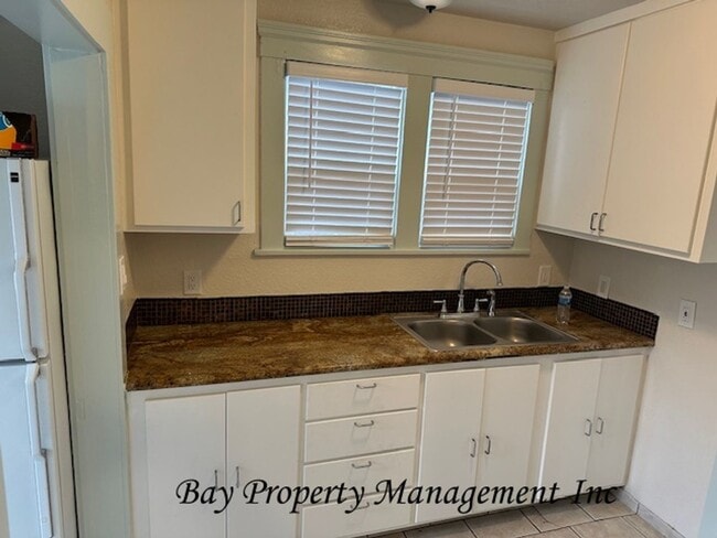 Building Photo - Charming 2 Bedroom, 2 Bath Home with Beaut...