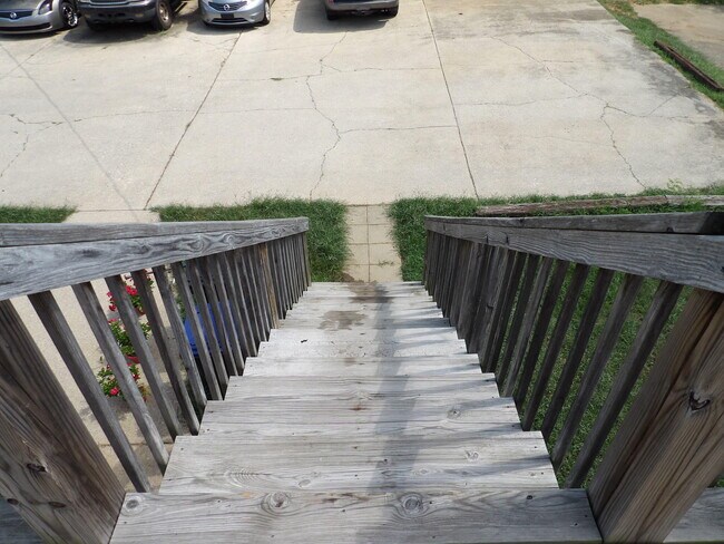 Building Photo - 204 Landings Dr