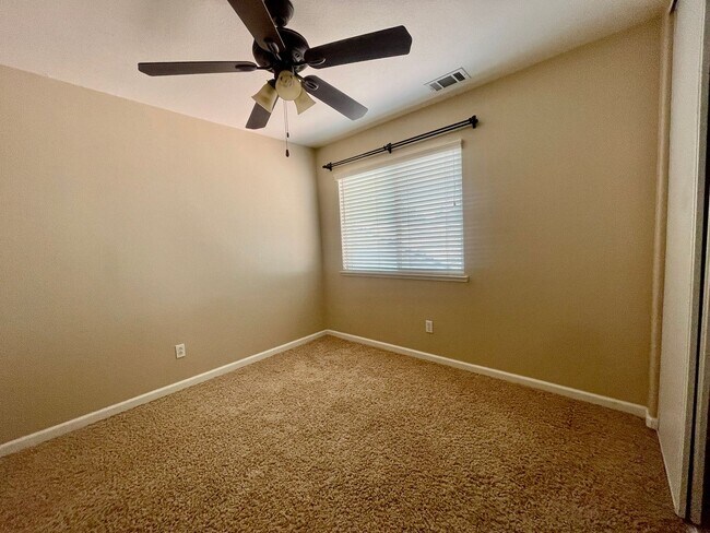 Building Photo - Beautiful 4bed / 3bath 3,281 SQFT Move in ...