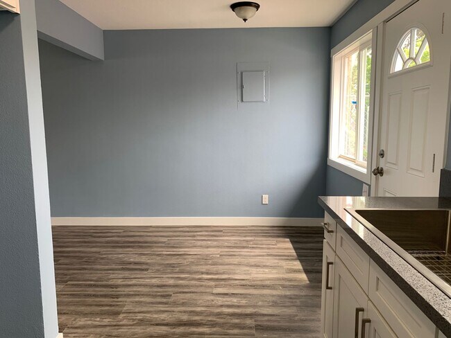 Building Photo - 5825-5825 SE 88th Ave